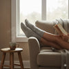 Frau entspannt auf der Couch und trägt Premium Alpaka Socken