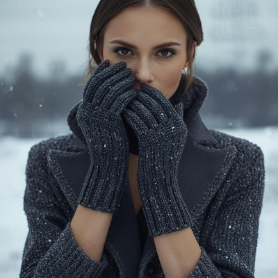 Frau trägt gestrickte Fingerhandschuhe aus Alpakawolle