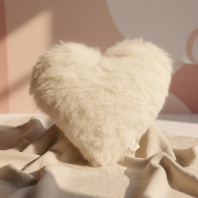 Kuschelkissen in Herzform aus Alpakawolle
