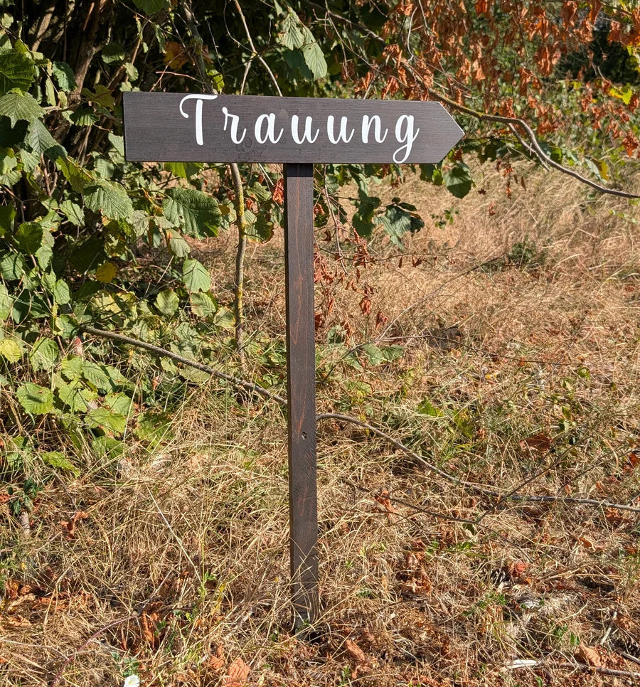 Wegweise zur Trauung auf  der Alpakaweide