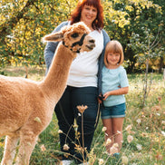 Fotoshooting einer Mutter mit Tochter und einem Alpaka