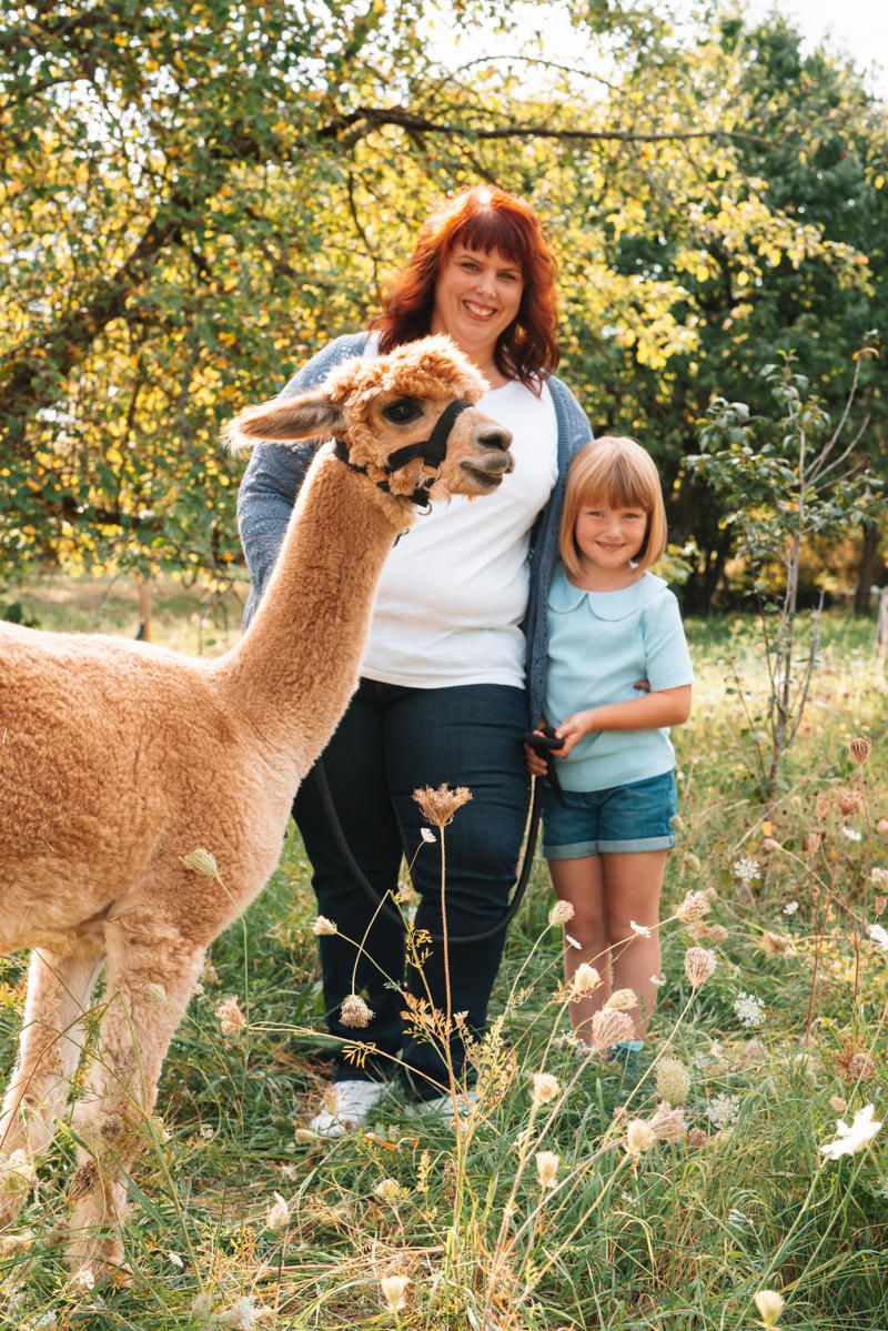 Fotoshooting einer Mutter mit Tochter und einem Alpaka