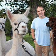 Patrick Stellmach mit drei Alpakas