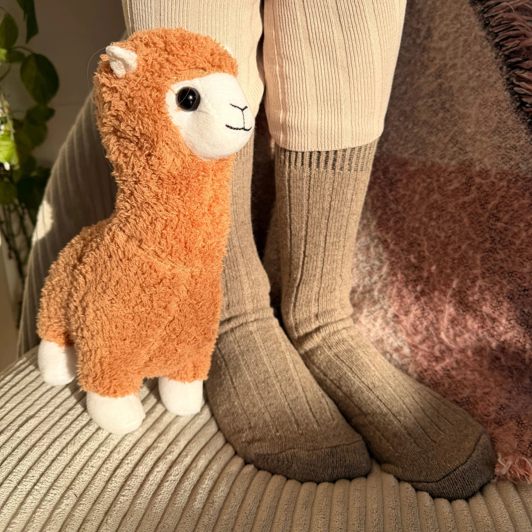 Frau über 40 trägt warme Premium Alpakasocken