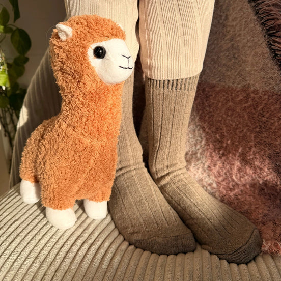 Frau über 40 trägt warme Premium Alpakasocken