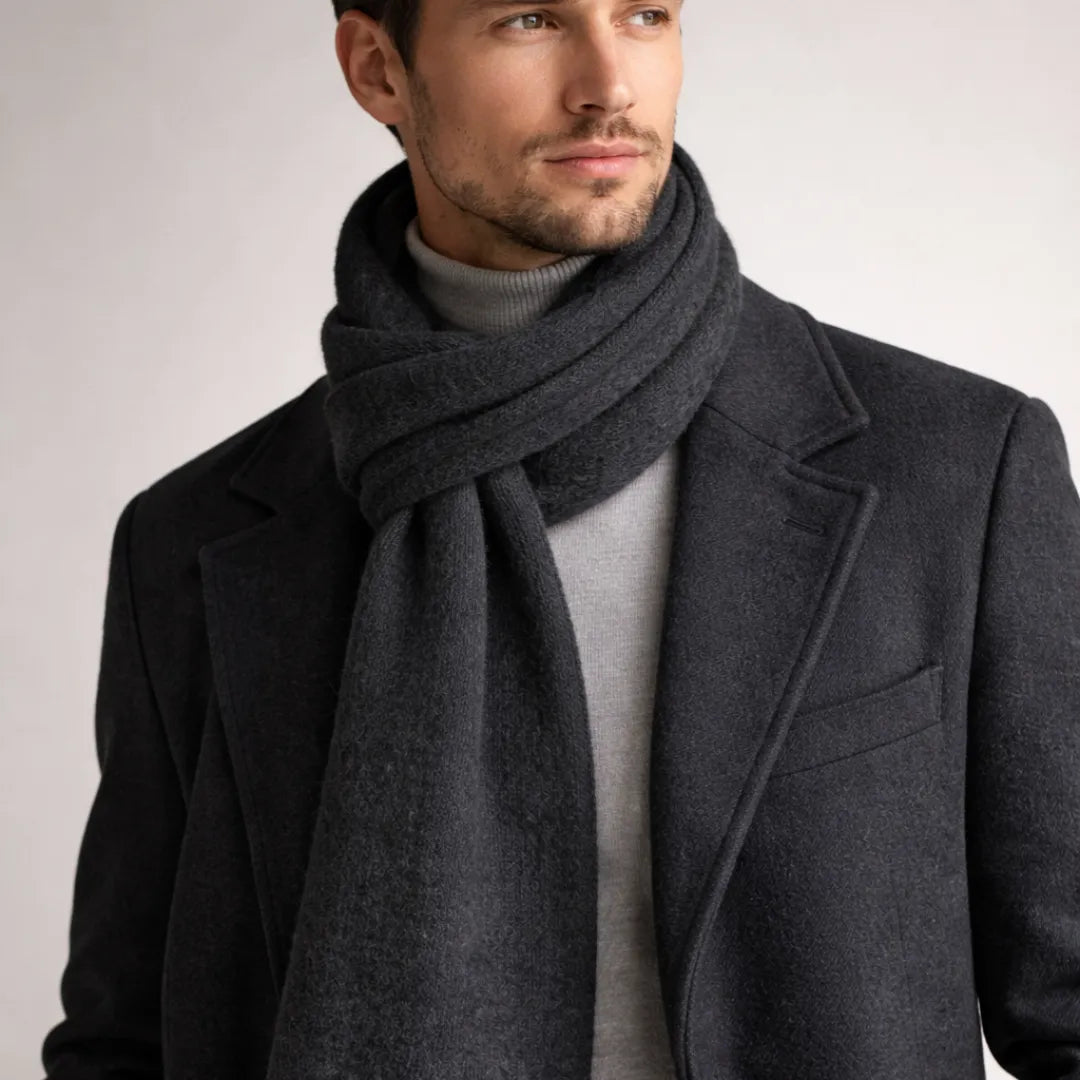 Erfolgreicher Mann trägt eleganten anthrazitfarbenen Alpakaschal 