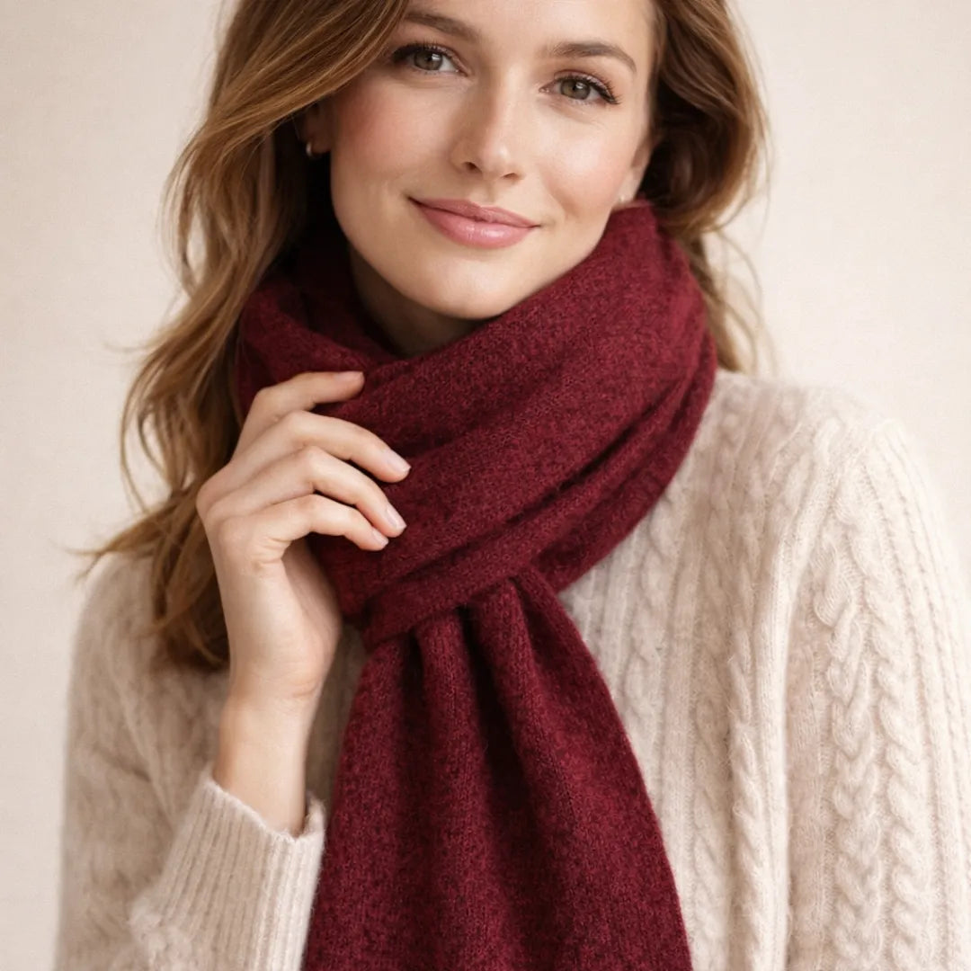 Junge Frau trägt luxuriösen Alpakaschal in weinrot